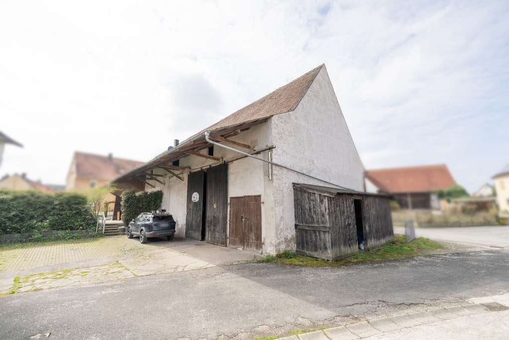 Immobilie in Schlüsselfeld - Zweifamilienhaus mit Scheune, Garten und vielseitigem Nutzungspotenzial - Bild 1