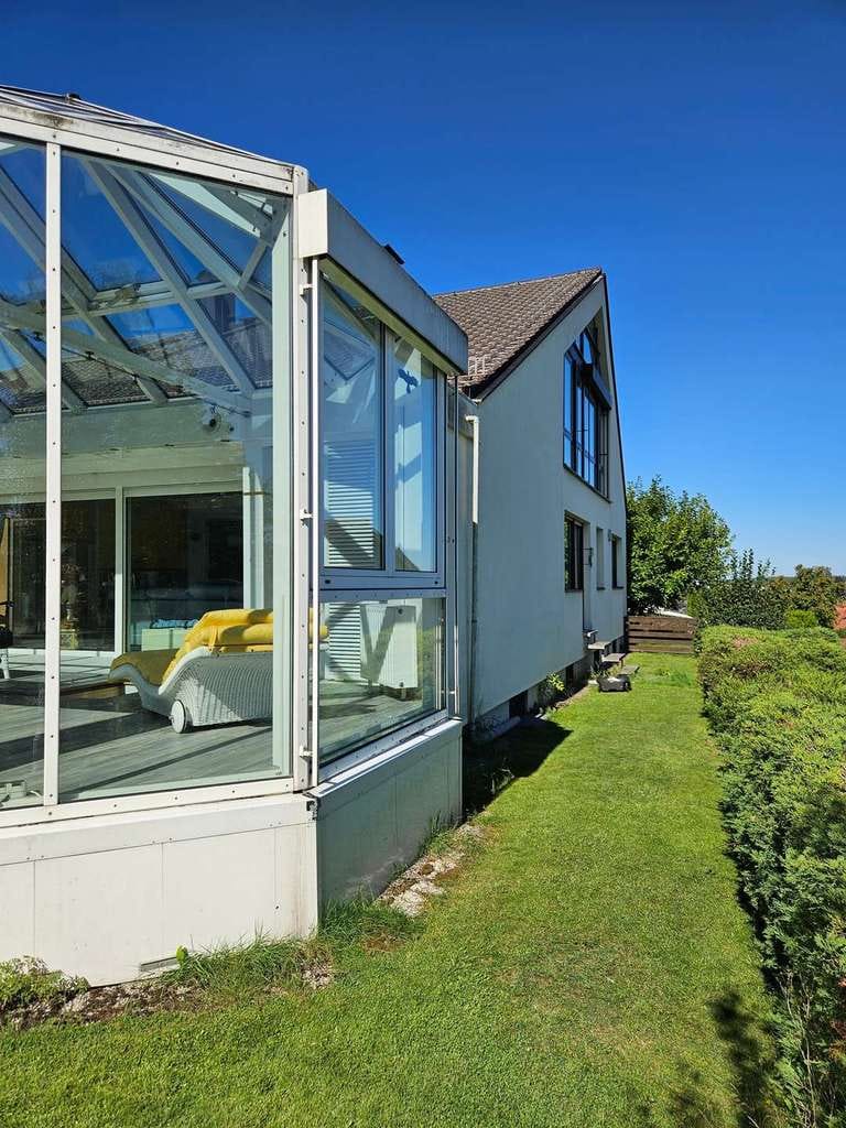 Immobilie in Wolnzach - Wolnzach! Wohnhaus mit zwei Wohneinheiten und großem Grundstück! Kachelofen/Wintergarten/Pool/Sauna! - Bild 2