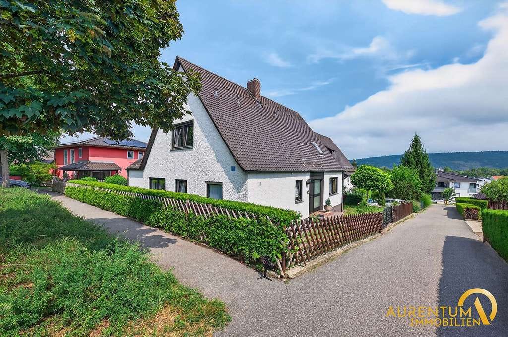 Immobilie in Kelheim - Gepflegtes Einfamilienhaus mit großem Garten, Sauna und Ausbaupotenzial in Kelheim - Bild 0