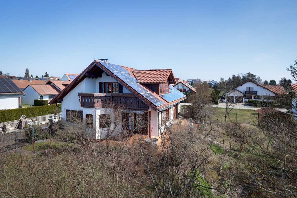 Immobilie in Merklingen - Viel Platz für Ideen: Freistehendes Einfamilienhaus mit großem Ausbaupotenzial - Bild 1