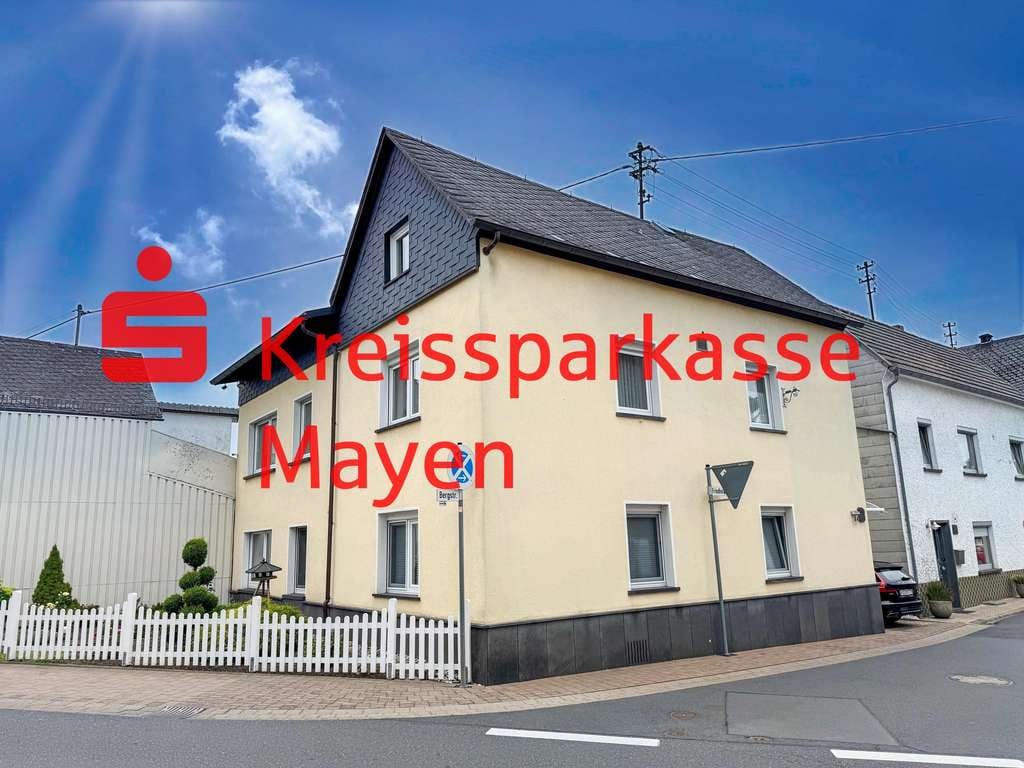 Immobilie in Ettringen - Gepflegtes und renoviertes Zweifamilienhaus in Ettringen  - Bild 0