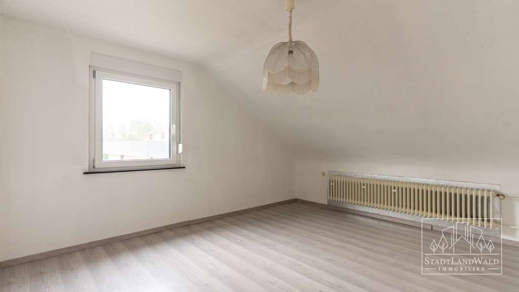 Immobilie in Ludwigswinkel - Gepflegtes Einfamilienhaus mit Garten, Balkon und Doppelgarage - Bild 3