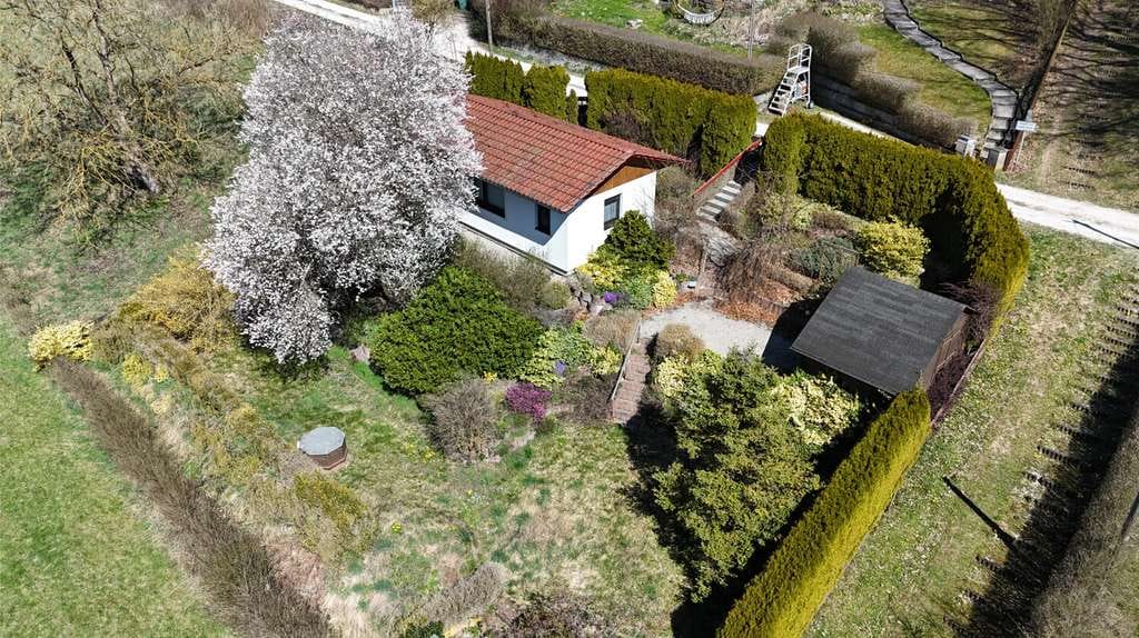 Immobilie in Buch am Wald - Charmantes Haus mit großem Garten auf mehreren Ebenen, Gartenhaus, Terrasse und eigenem Brunnen - Bild 2