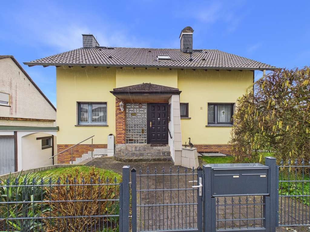 Immobilie in Usingen - Usingen-Eschbach: Vielseitiges Wohnhaus mit Einliegerwohnung - Bild 1