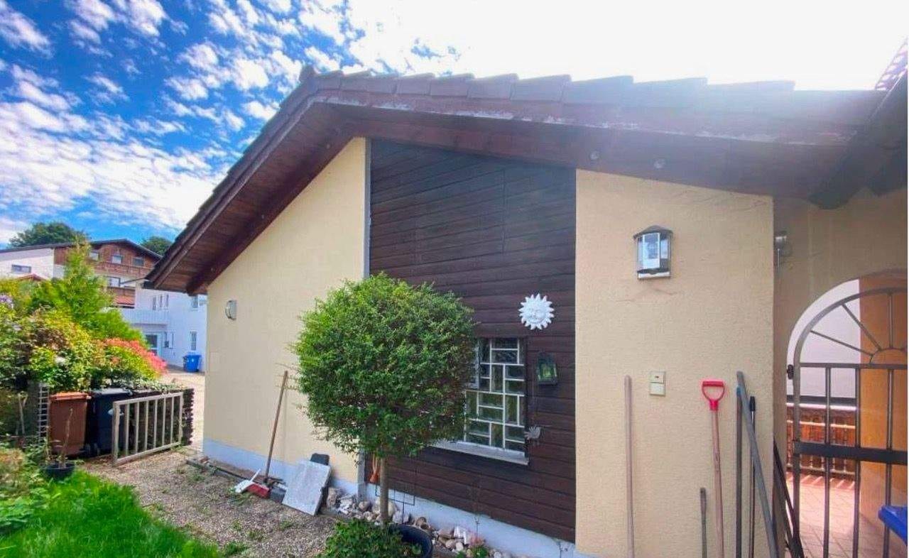 Immobilie in Grafenwiesen - Mehrgenerationenhaus mit viel Potential und großem Garten - Bild 3