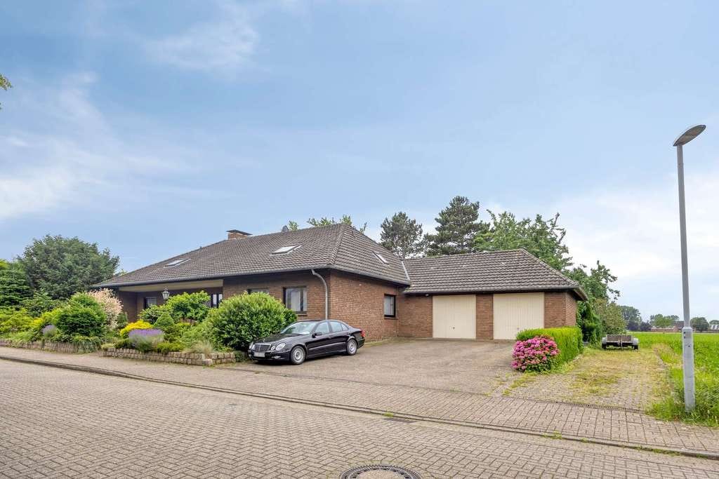 Immobilie in Rees - Großzügiges Einfamilienhaus in Toplage von Rees‑Millingen – Wohnen und Arbeiten unter einem Dach - Bild 0
