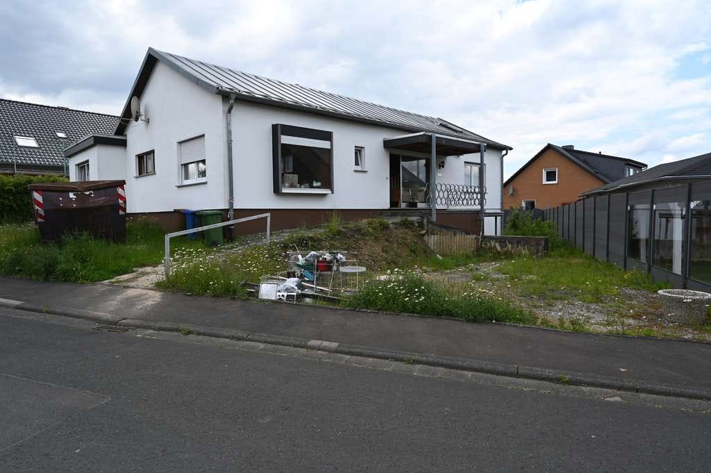 Immobilie in Wilnsdorf - 5 ZKB - Einfamilienhaus mit Terrasse und 2 ZKB Einliegerwohnung mit Terrasse in der Kernsanierung - Bild 0