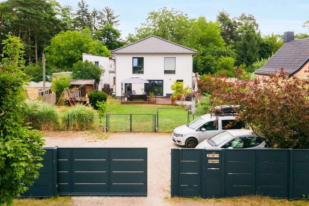 Immobilie in Petershagen/Eggersdorf - Mehrfamilienwohnen in Petershagen: Moderne Stadtvilla + renovierte Remise - Bild 2