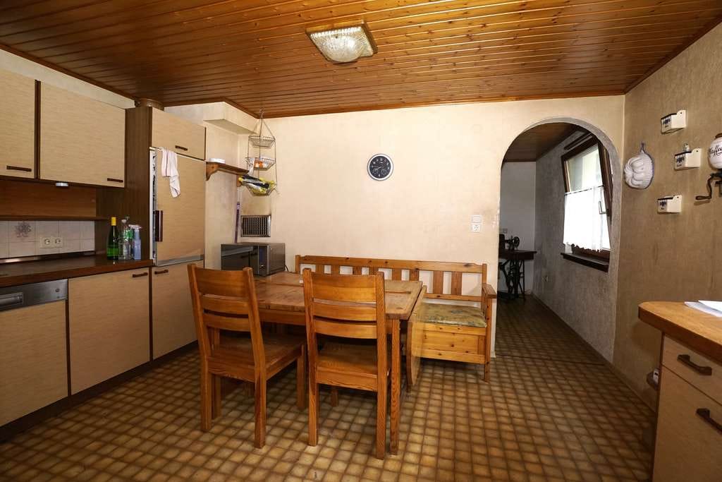 Immobilie in Esthal - Einfamilienhaus mit Garten und Garage - Bild 2