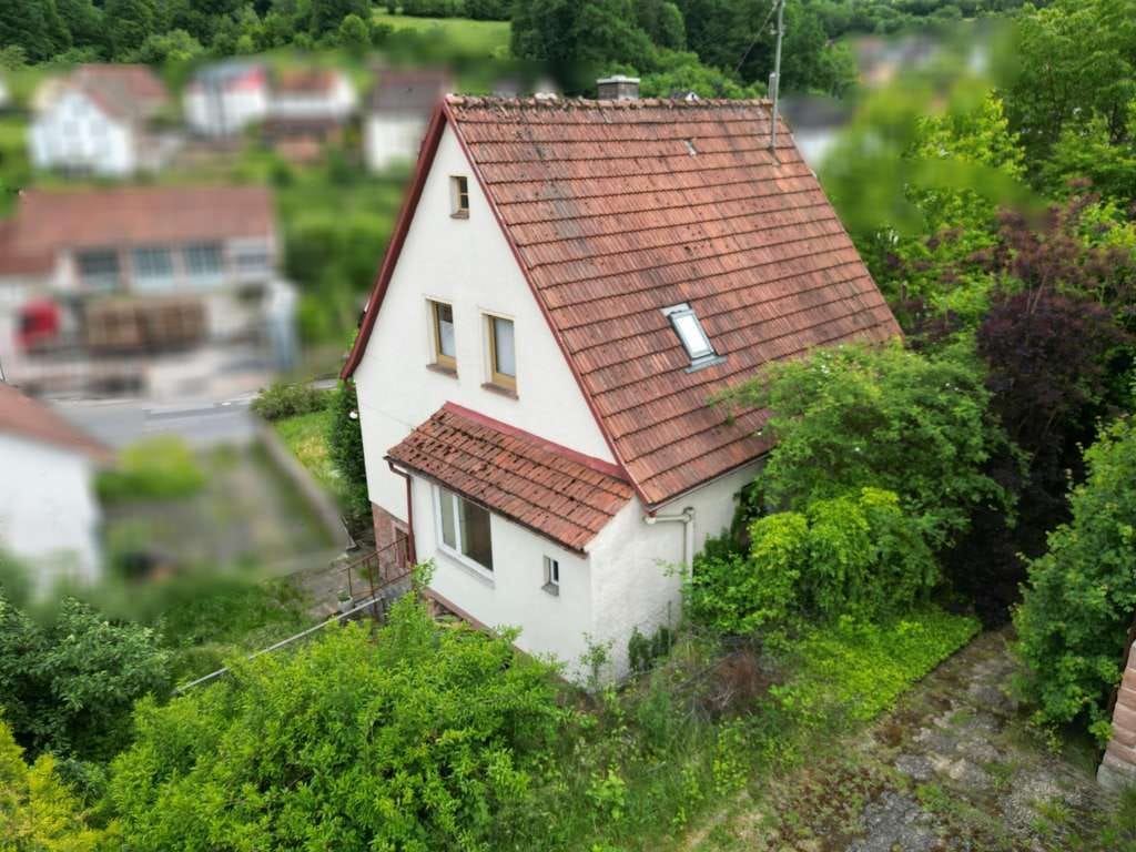 Immobilie in Wiesthal - Solide Basis für Ihr Eigenheim – Haus mit begonnenen Modernisierungen - Bild 1
