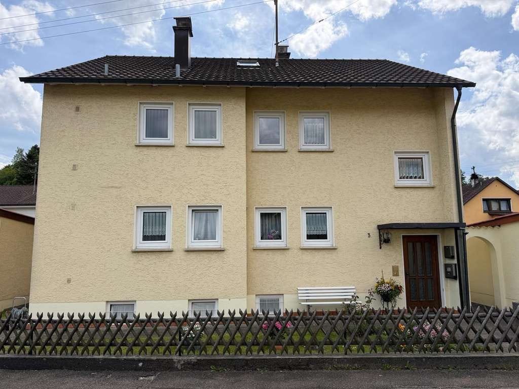 Immobilie in Königsbronn - Gepflegtes Zweifamilienhaus mit 3 Garagen & tollem Grundstück in  gesuchter Wohnlage von Königsbronn - Bild 1