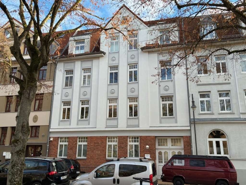 Immobilie in Schwerin - Gepflegtes Wohn- und Geschäftshaus mit vier Wohneinheiten, Balkonen und einer Gewerbeeinheit - Bild 0