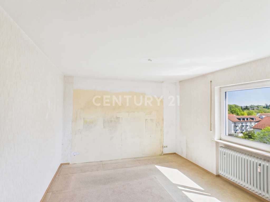 Immobilie in Traunreut - 3-Zimmer-Wohnung mit Balkon, Garage & viel Potenzial in Traunreut - Bild 2