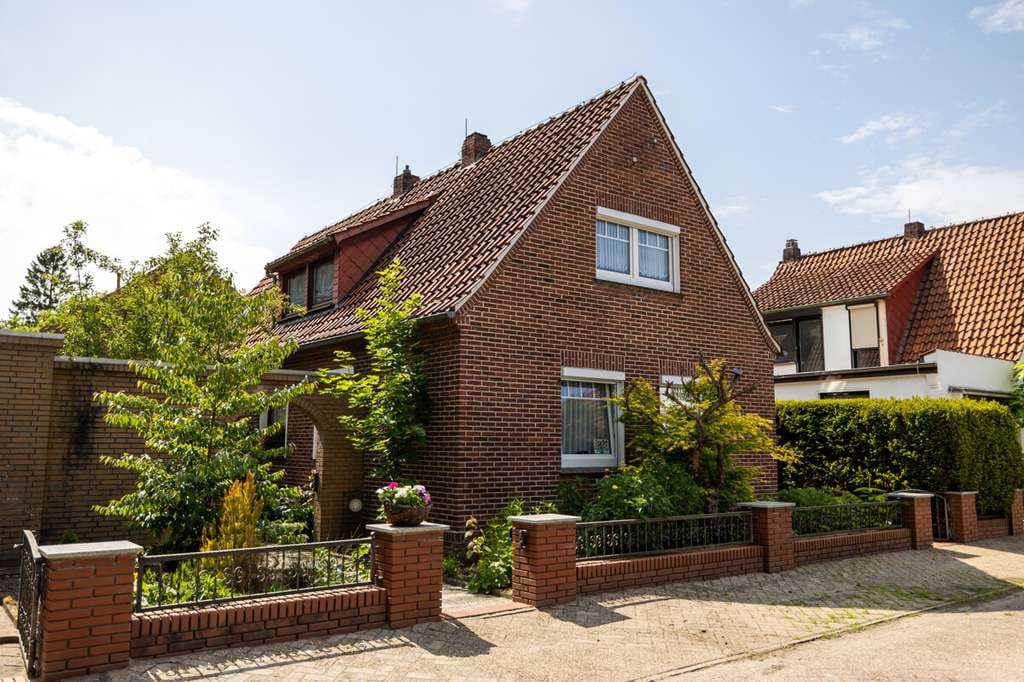 Immobilie in Ganderkesee - *** GRÜNE SACKGASSENLAGE - CHARMANTES und GEMÜTLICHES EINFAMILIENHAUS - DREISEITIG FREISTEHEND *** - Bild 0