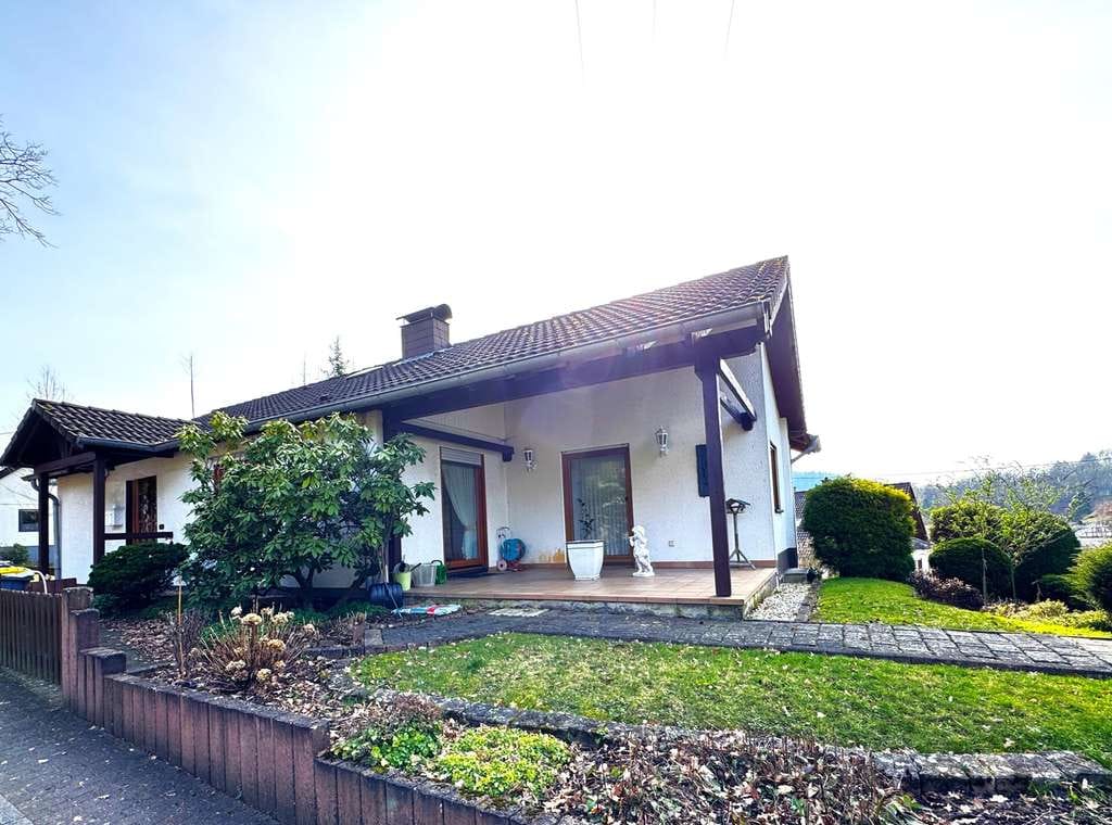 Immobilie in Neustadt (Wied) - Wohnen mit Weitblick im Naturpark Rhein-Westerwald – Bungalow in ruhiger
Wohnlage! - Bild 2