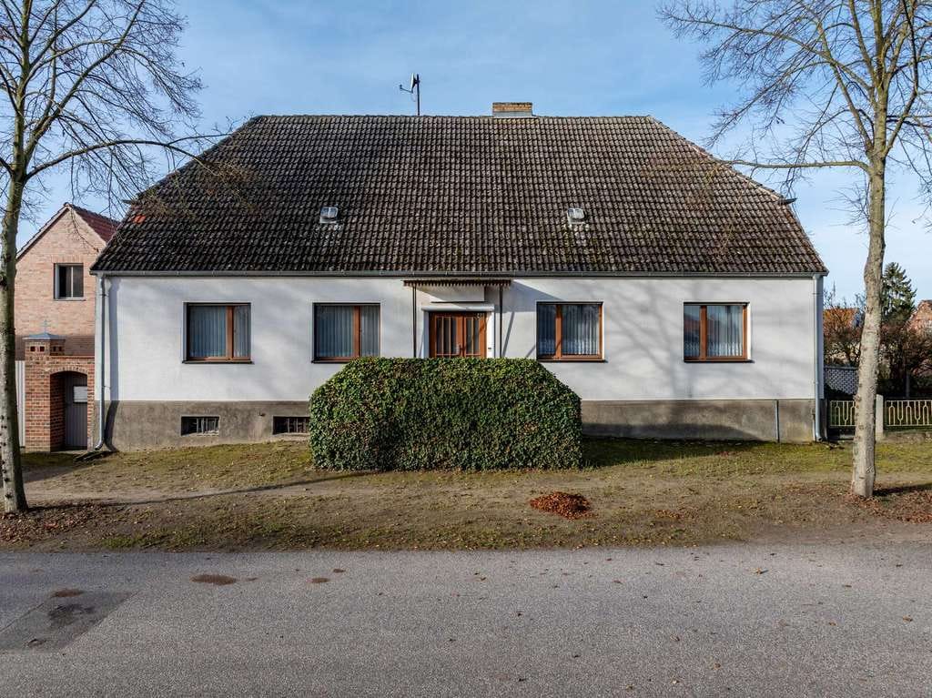 Immobilie in Neuhardenberg - Geräumiges Einfamilienhaus & 2 Garagen auf großem Grundstück vis a vie zum Schlosspark Neuhardenberg - Bild 1