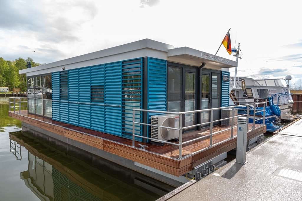 Immobilie in Peenemünde - Hausboot im Yachthafen von Peenemünde!  Ca. 44m² möblierte Fläche, 2 Schlafzimmer, Kamin & Terrasse! - Bild 1