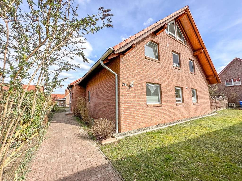 Immobilie in Schwülper - Lichtdurchflutete, modernisierte Eigentumswohnung mit Balkon, Stellplatz und ausgebautem Spitzboden - Bild 1
