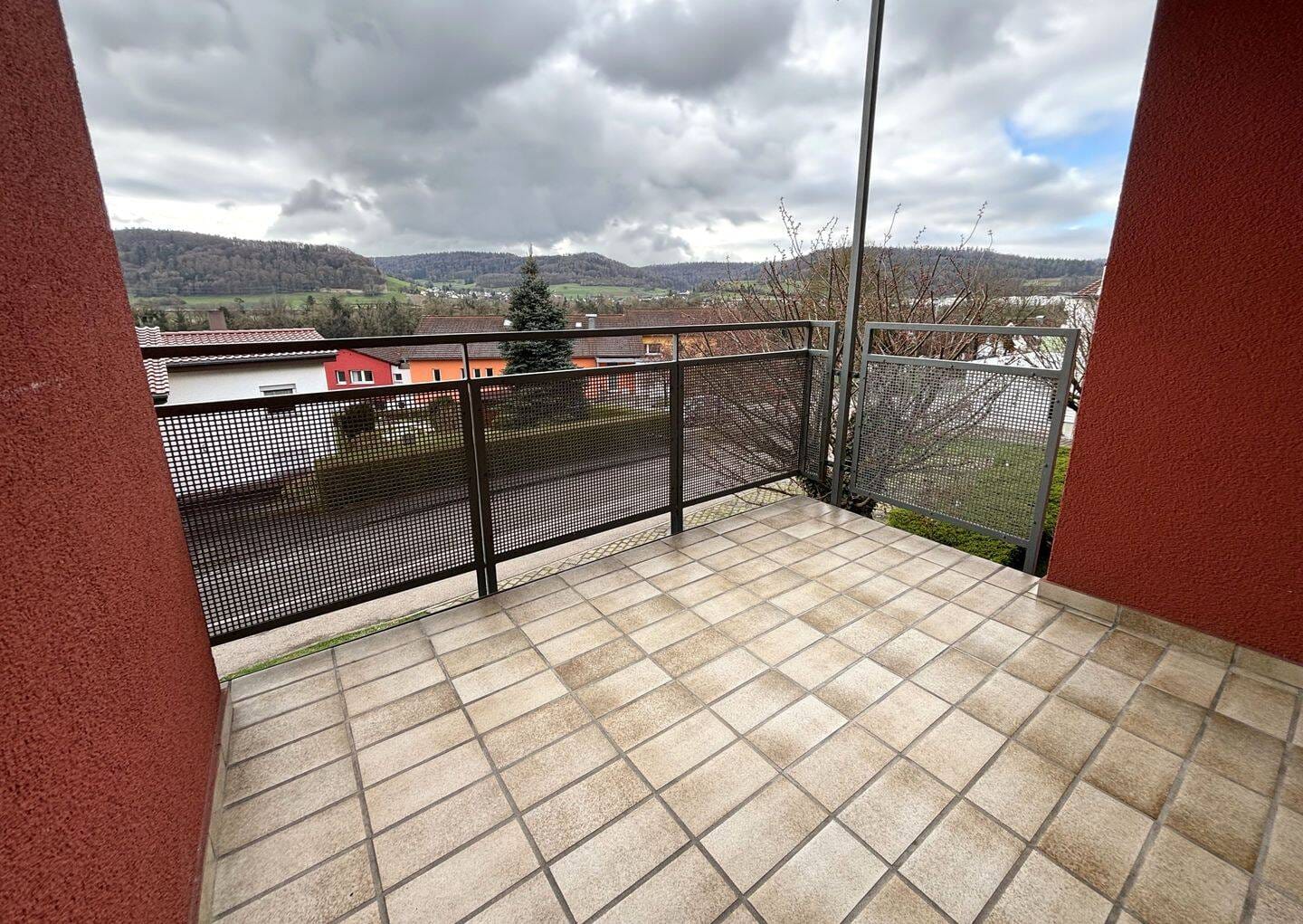 Immobilie in Hohentengen am Hochrhein - Grenznah: Großzügige 3-Zimmer-Wohnung mit Weitblick, Tiefgaragenstellplatz & moderner Pelletheizung - Bild 3