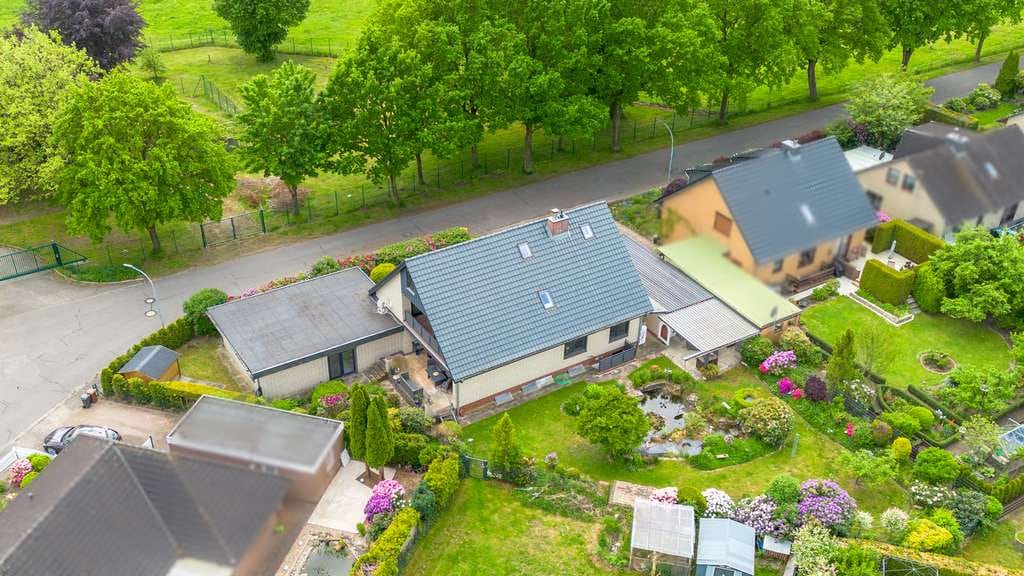 Immobilie in Hohenlockstedt - Raumwunder mit privatem Wellnessbereich in ruhiger Randlage - Bild 1
