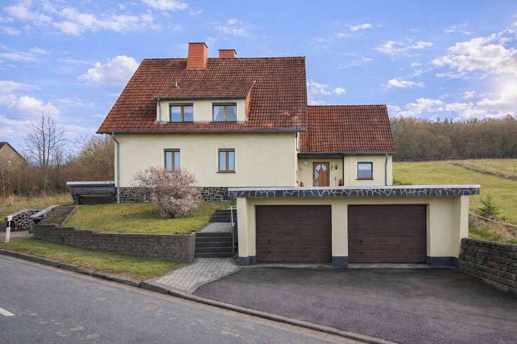 Immobilie in Unterbreizbach - Großes Einfamilienhaus mit Gartenparadies, Gäste- und Nutzflächen sowie mehreren Garagen - Bild 0
