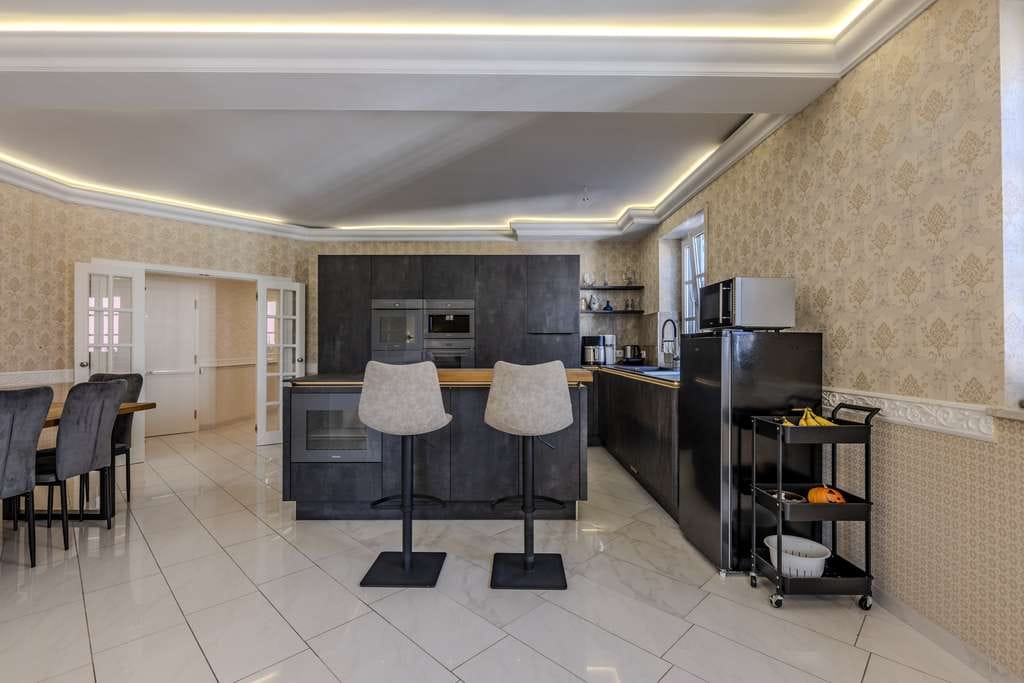 Immobilie in Holzkirchen - Hochwertig sanierte 4-Zi-Wohnung, Luxus EBK, TG-Stellplatz, ca. 140m2, Holzkirchen - Bild 3