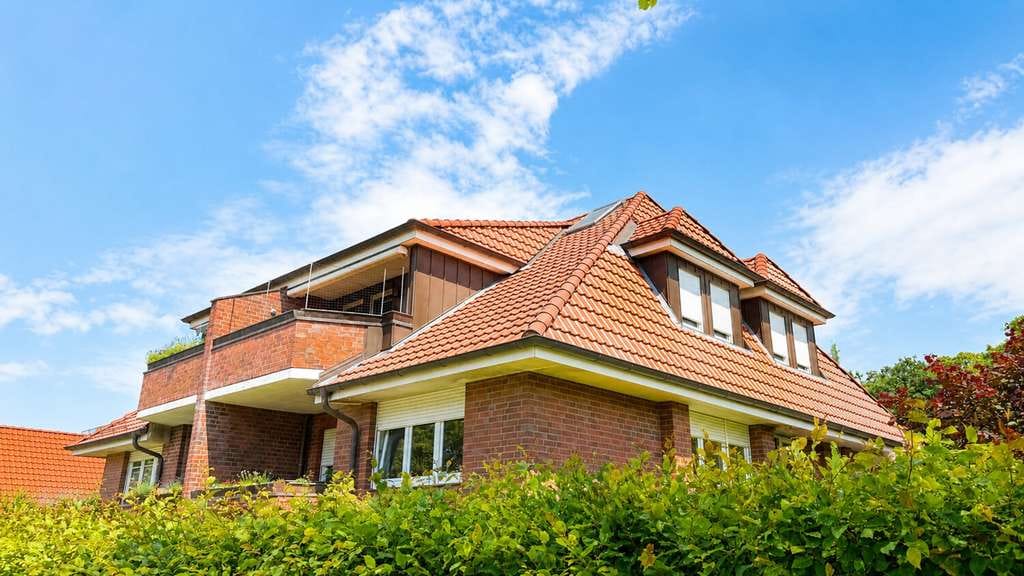 Immobilie in Harsefeld - Vermietete 3-Zimmer-Wohnung mit ausgebautem Dachgeschoss und Balkon - Bild 1