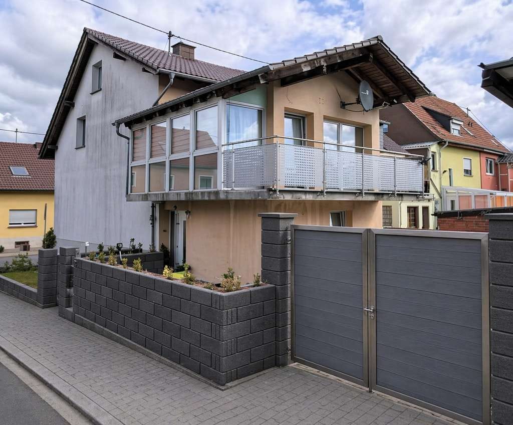 Immobilie in Quierschied - Großzügige Einfamilien-Doppelhaushälfte mit 4 Garagen und großem Garten - Bild 1