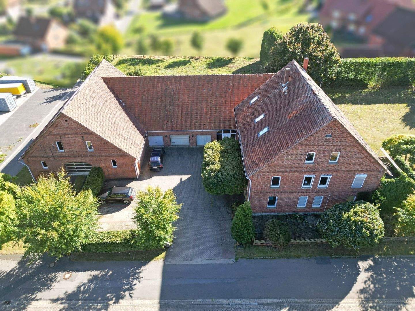 Immobilie in Apelern - Attraktives Mehrfamilienhaus mit Gewerbeflächen und nachhaltigem Energiekonzept - Bild 0