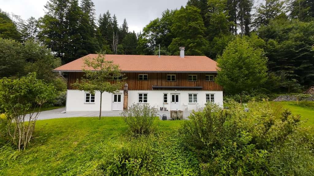 Immobilie in Buchenberg - Exklusives Landanwesen im Eschachthal - privater Rückzugsort in einzigartiger Lage - Bild 1
