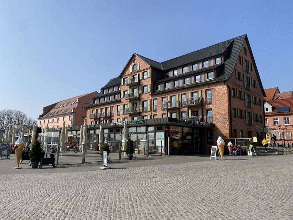 Immobilie in Waren (Müritz) - Nur auf dem Wasser wär´s schöner - Exklusive Maisonette-Eigentumswohnung mit fantastischem Süd-Blick - Bild 1
