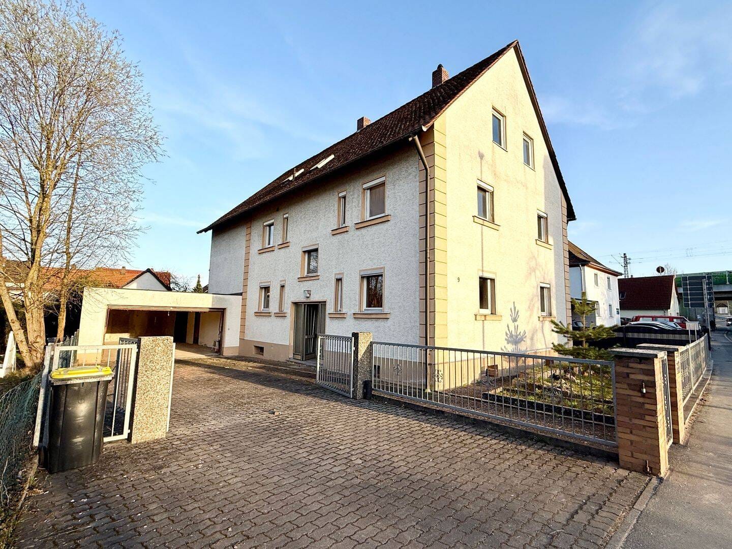 Immobilie in Veitsbronn - Immoprofis aufgepasst: komplett leeres, bereits nach WEG aufgeteiltes 3-Fam-Haus provisionsfrei zu verkaufen, geeignet zum direkten Einzelverkauf - Bild 0