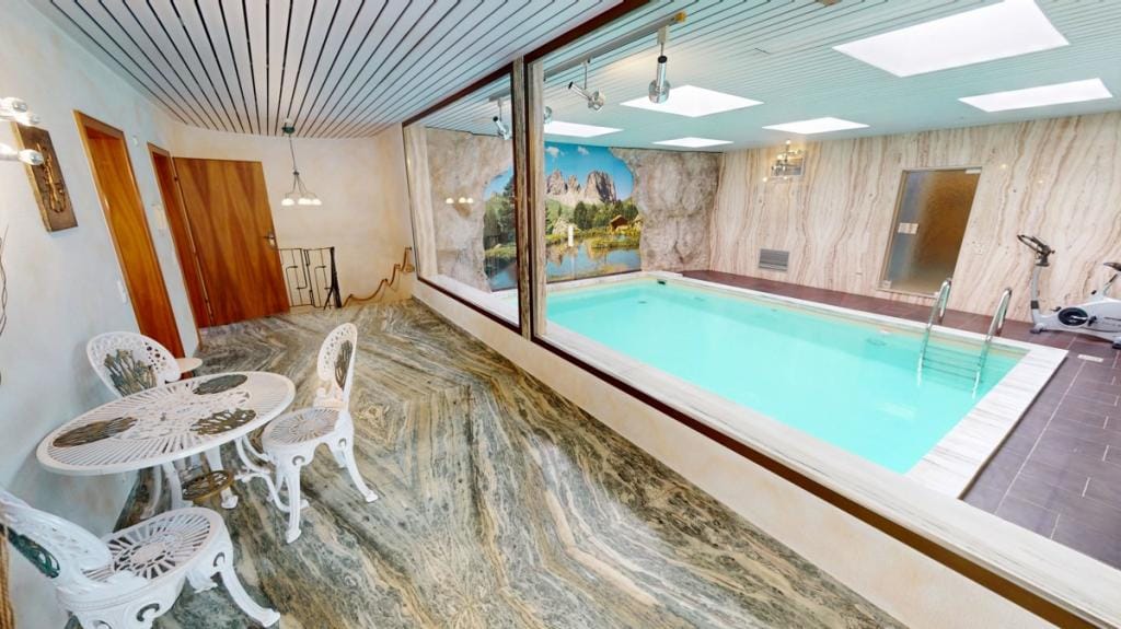 Immobilie in Herscheid - VR IMMO: Luxuriöses 3-Familienhaus mit Innenpool. Ihr Traumdomizil wartet. - Bild 3