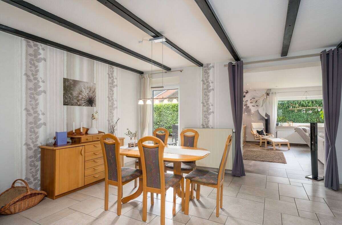 Immobilie in Hipstedt - Hipstedt | Stilvolles Architektenhaus mit Kamin, Garage, Traumgarten und viel Wohnkomfort - Bild 2