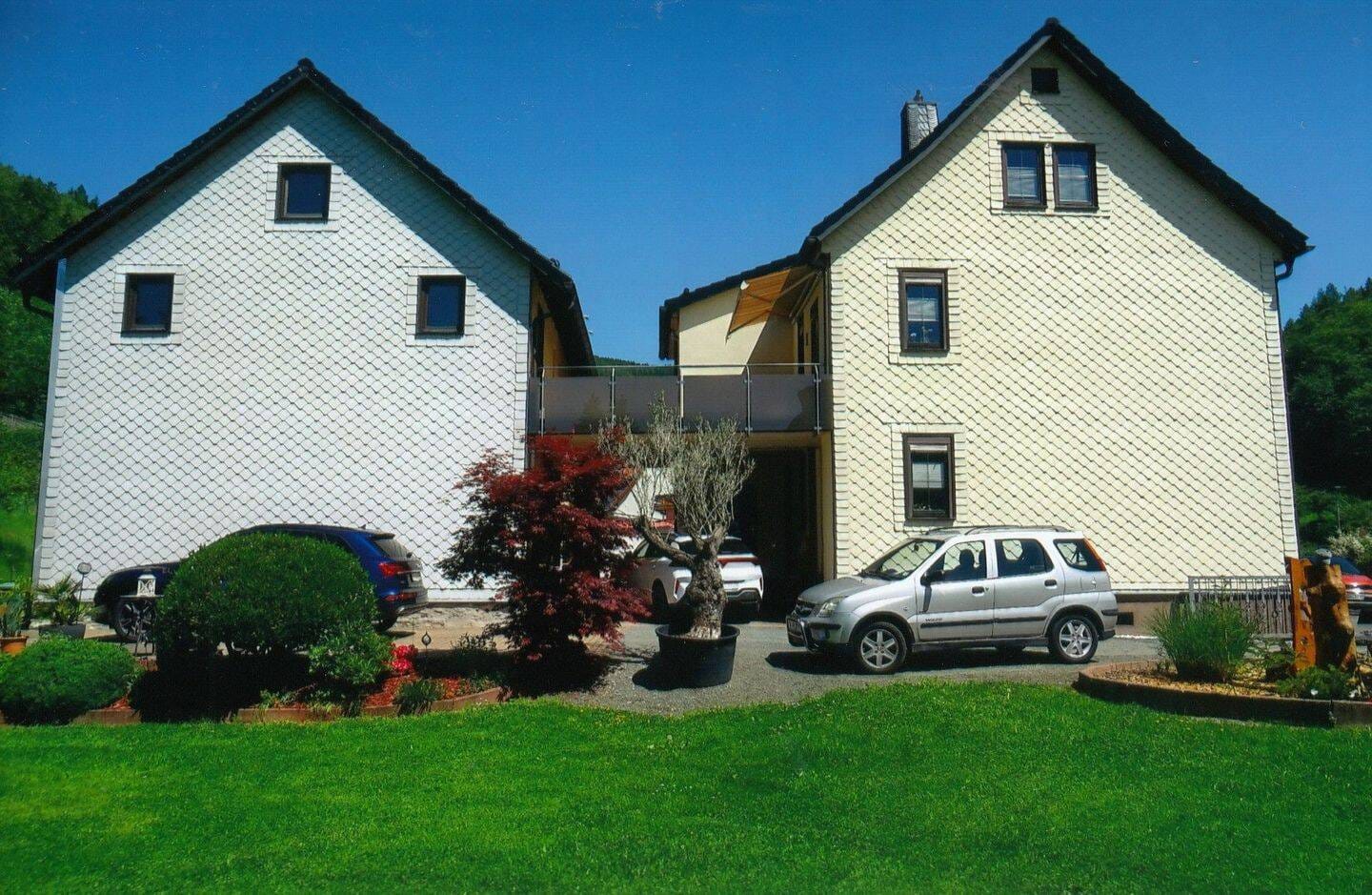 Immobilie in Steinbach-Hallenberg - Modernes Wohnhaus in Stadtrandlage Steinbach-Hallenberg-Wohnen im Grünen-Kaufen und Einziehen !!  - Bild 3