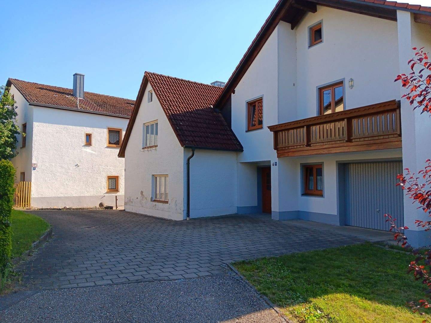 Immobilie in Abensberg - 2 kleine Häuschen (alt + neu) mit Garage + viel Grund zum Preis 1 ETW - Bild 0