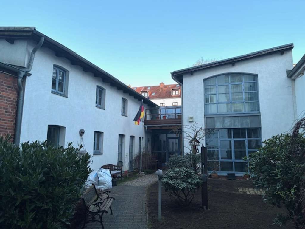 Immobilie in Schwerin - Gepflegtes Wohn- und Geschäftshaus mit vier Wohneinheiten, Balkonen und einer Gewerbeeinheit - Bild 3