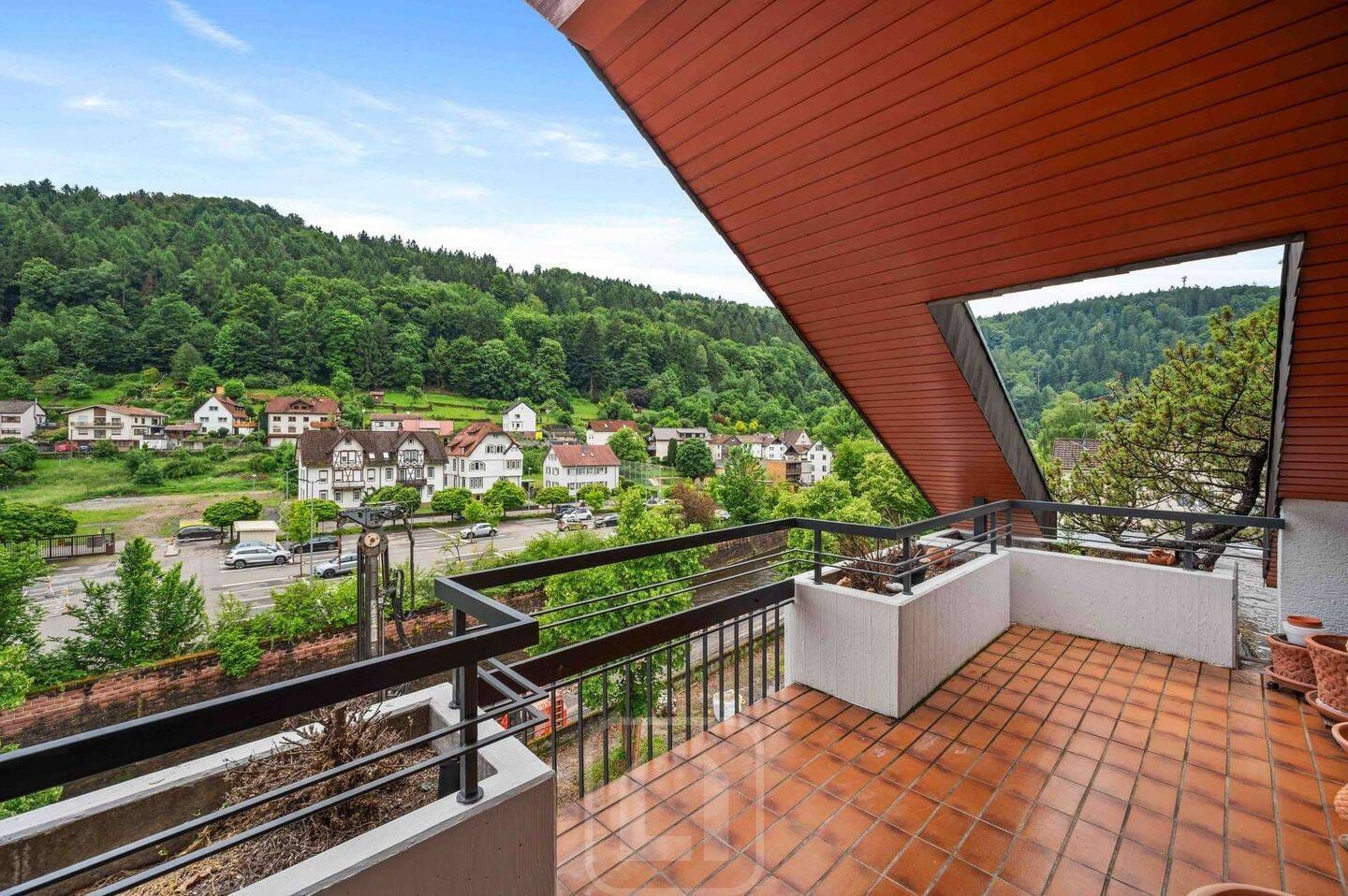 Immobilie in Neuenbürg - Stilvolle DG-Wohnung mit Galerie - Panorama auf die Enz | Garage | 116,30 m² Wohnfläche - Bild 1