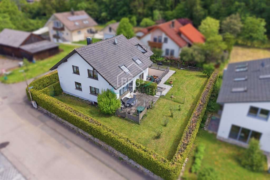 Immobilie in Offenau - Großzügiges Zweifamilienhaus mit Einliegerwohnung
und Doppelgarage in Offenau - Bild 0