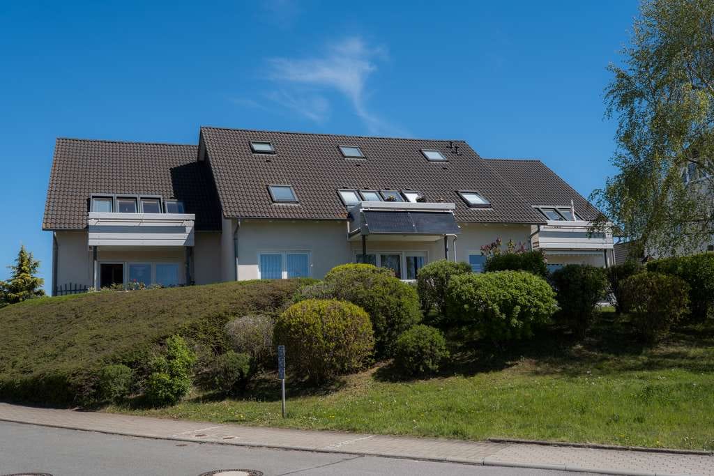 Immobilie in Hohndorf - 1 von 2 gepflegten Eigentumswohnungen mit Balkon, Keller, Stellplatz in sehr guter Lage von Hohndorf - Bild 0