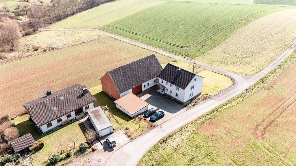 Immobilie in Edertal - Ehemaliges Bauerngehöft mit Wohnhaus, Wirtschaftsgebäude und Garage - Bild 2