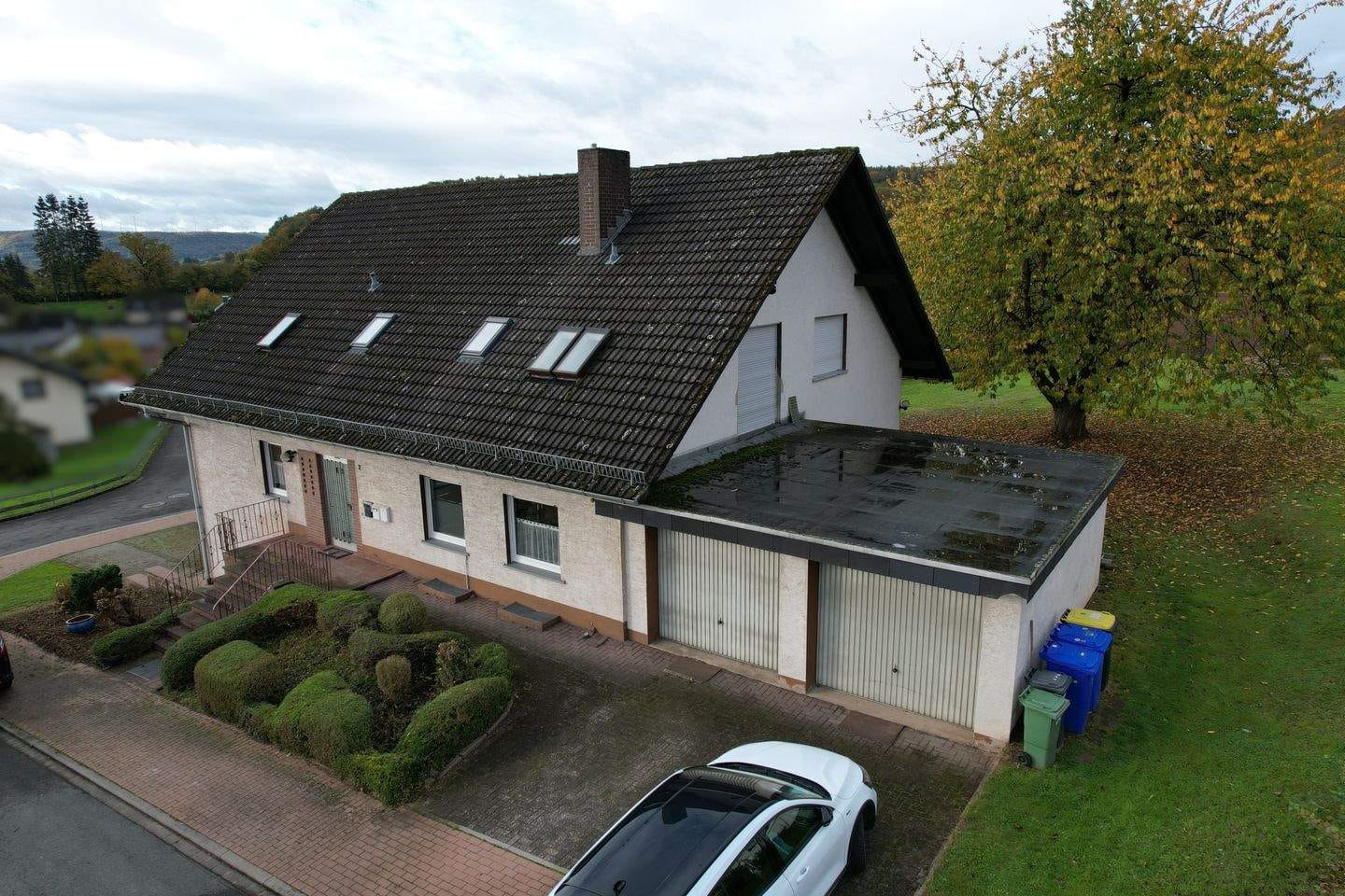 Immobilie in Beverungen - Mehrfamilienhaus mit Doppelgarage in Beverungen-Blankenau - Bild 1