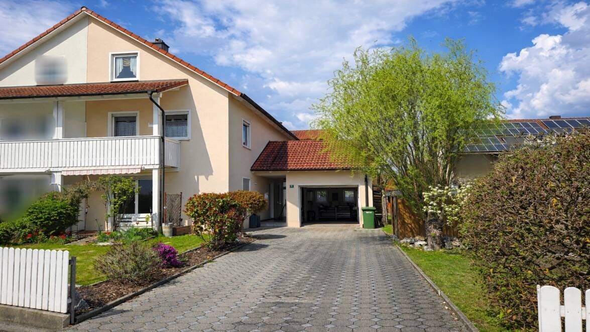 Immobilie in Pfreimd - Gepflegte Doppelhaushälfte mit Gartenidylle und großzügigem Raumkonzept - Bild 0