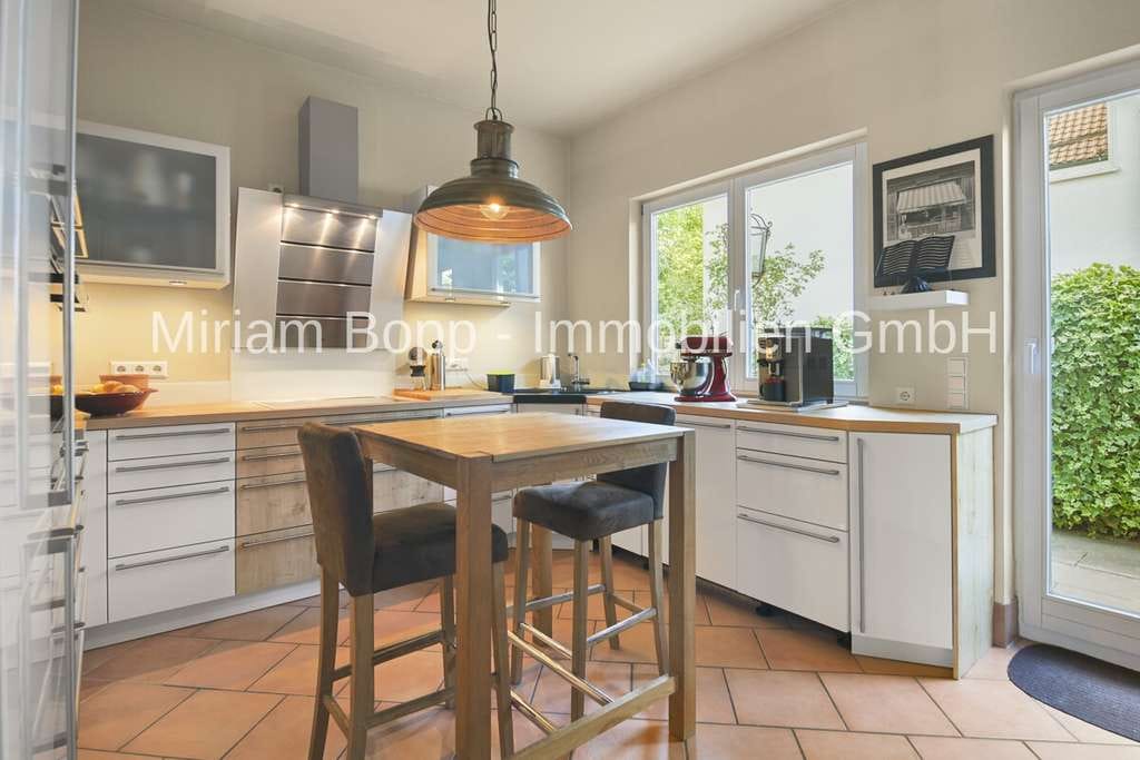 Immobilie in Tiefenbronn - Haus mit Geschichte und viel Platz – ca. 251 m² Wohnfläche, Südterrasse, Garten und großer Carport - Bild 4