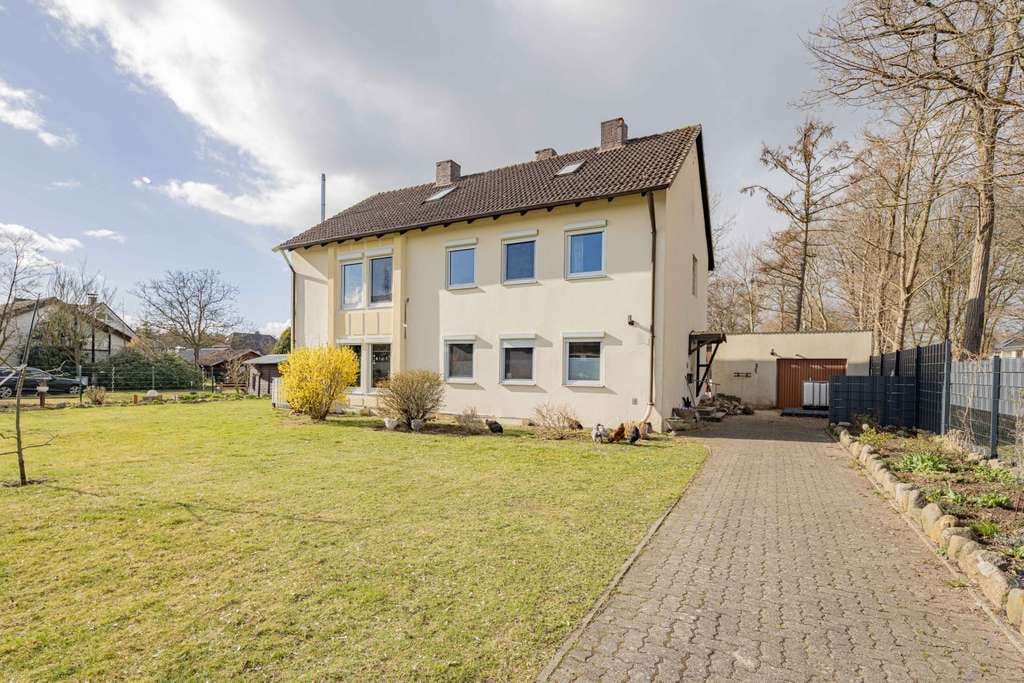 Immobilie in Gönnebek - Zweifamilienhaus mit Baugrundstück und wohnlich ausgebautem Dachboden in Trappenkamp - Bild 0