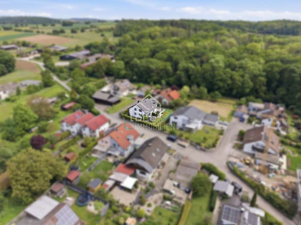 Immobilie in Offenau - Großzügiges Zweifamilienhaus mit Einliegerwohnung
und Doppelgarage in Offenau - Bild 1