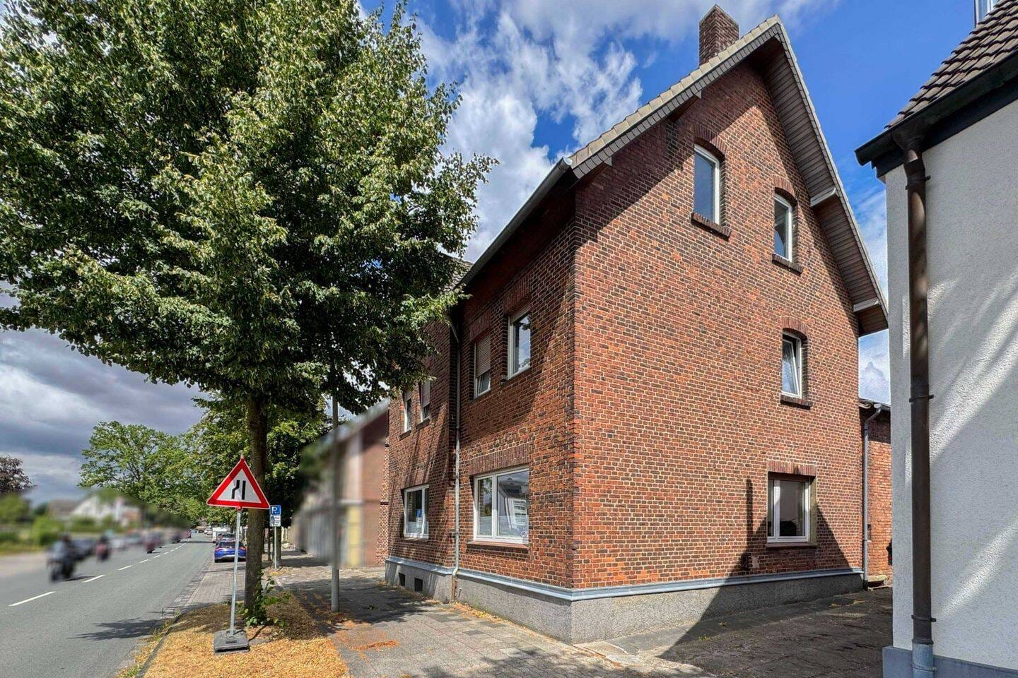 Immobilie in Wadersloh - Sanierungsprojekt mit Substanz: Zweifamilienhaus mit Ausbaureserve und großem Potenzial in Wadersloh - Bild 0