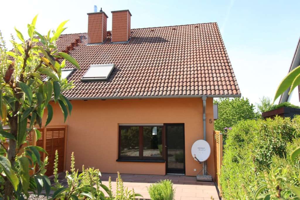 Immobilie in Karlsbad - Platz für die ganze Familie: Sofort bezugsfreie DHH mit Garage in Karlsbad-Langensteinbach - Bild 2