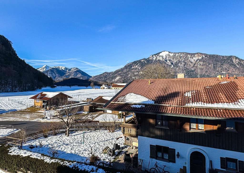 Immobilie in Unterwössen - Sofort bezugsfreie 3-Zimmer Dachgeschosswohnung mit Alpenblick in Unterwössen - Bild 0