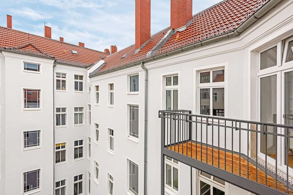 Immobilie in Berlin - Preisnachlass sichern auf  vermietete 4-Zimmerwohnung mit Terrasse & Wannenbad nahe Boxhagener Kiez - Bild 3